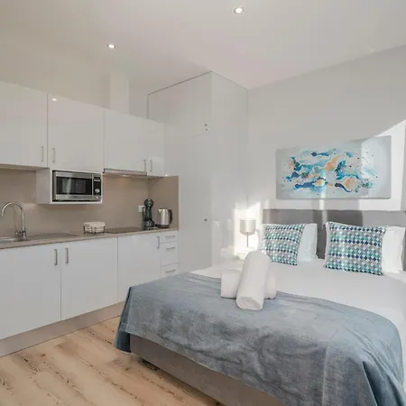 Art Deco Apartments, פונשל