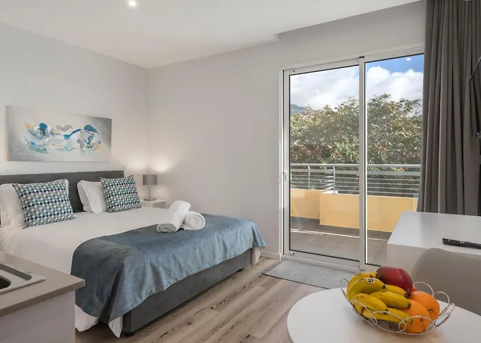 Art Deco Apartments, Apartment *