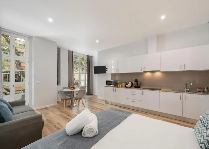 Art Deco Apartments, Apartment *